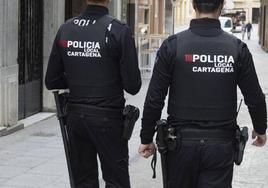 Una pareja de agentes de la Policía Local de Cartagena, en una imagen de archivo.