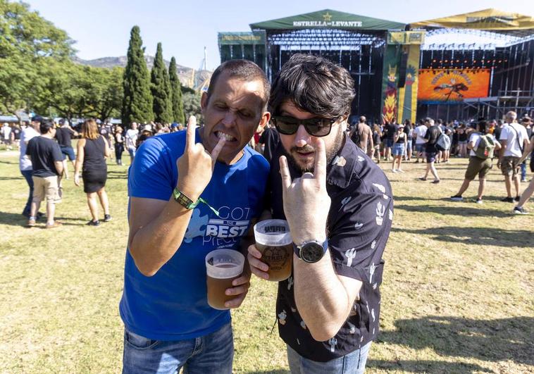 Dos hombres posan ante la cámara antes de disfrutar de uno de los conciertos del festival Rock Imperium.