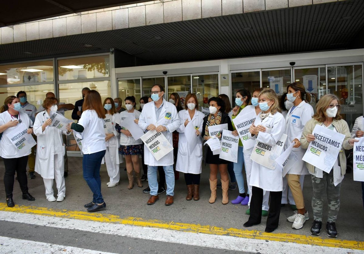 Sanitarios del Hospital Comarcal del Noroeste, durante una protesta en 2021 para reclamar medidas frente al déficit de médicos.