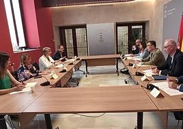 Reunión entre representantes de la empresa Ouigo y el equipo de gobierno del Ayuntamiento de Murcia.