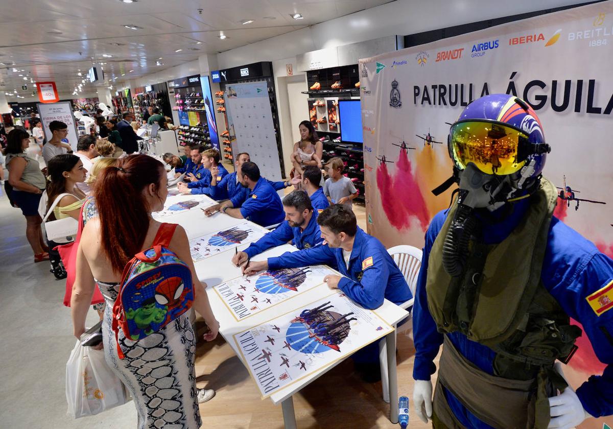 Los miembros de la Patrulla Águila durante el acto celebrado en El Corte Inglés de Murcia.