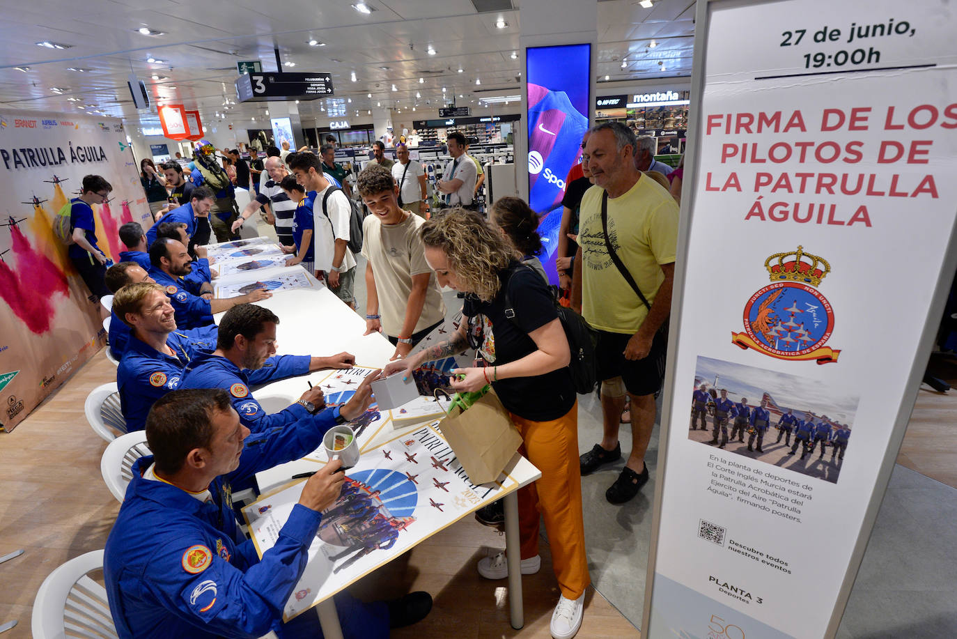 La Patrulla Águila levanta pasiones también en tierra