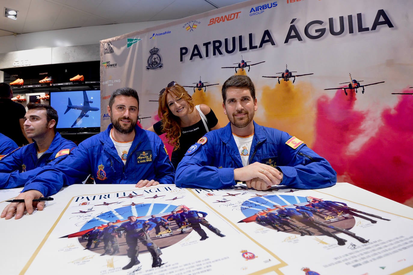 La Patrulla Águila levanta pasiones también en tierra