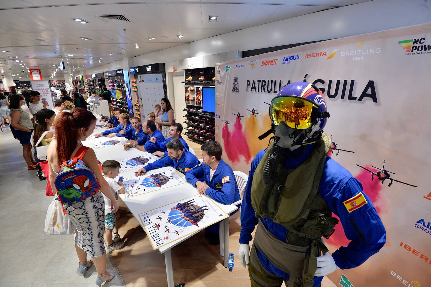 La Patrulla Águila levanta pasiones también en tierra