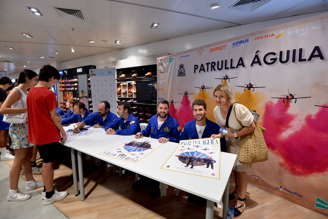 La Patrulla Águila levanta pasiones también en tierra