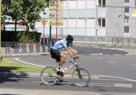 Si vas en bicicleta por la ciudad debes extremar las precauciones para evitar accidentes.