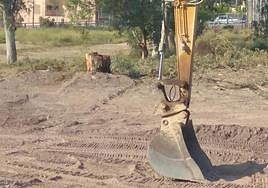 Maquinaria pesada en el solar de la antigua subestación donde ha comenzado la tala de árboles.