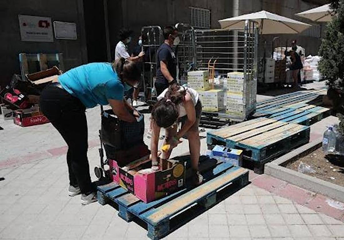 Imagen de archivo de Una mujer recoge alimentos donados.
