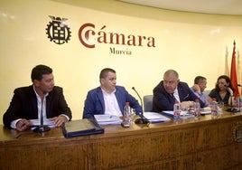 Los directivos del Scrats Manuel Martínez, José Ángel Pérez y Lucas Jiménez, ayer en su asamblea.