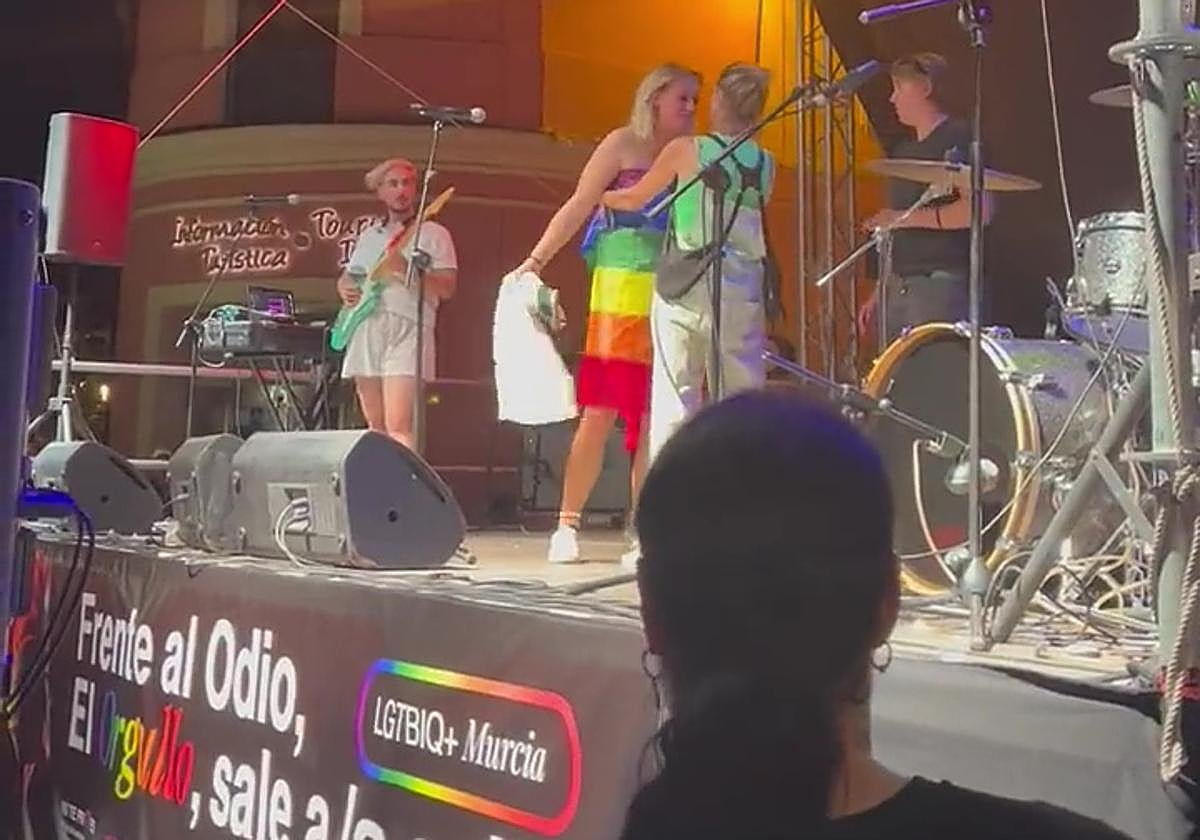 La organización tapa a la cantante con la bandera LGTBI.