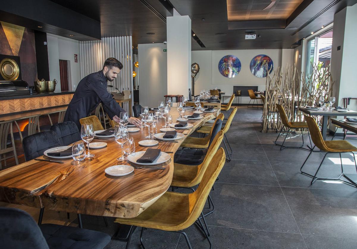 Un camarero prepara una mesa del restaurante Alviento de Cartagena, uno de los premiados con un Solete.