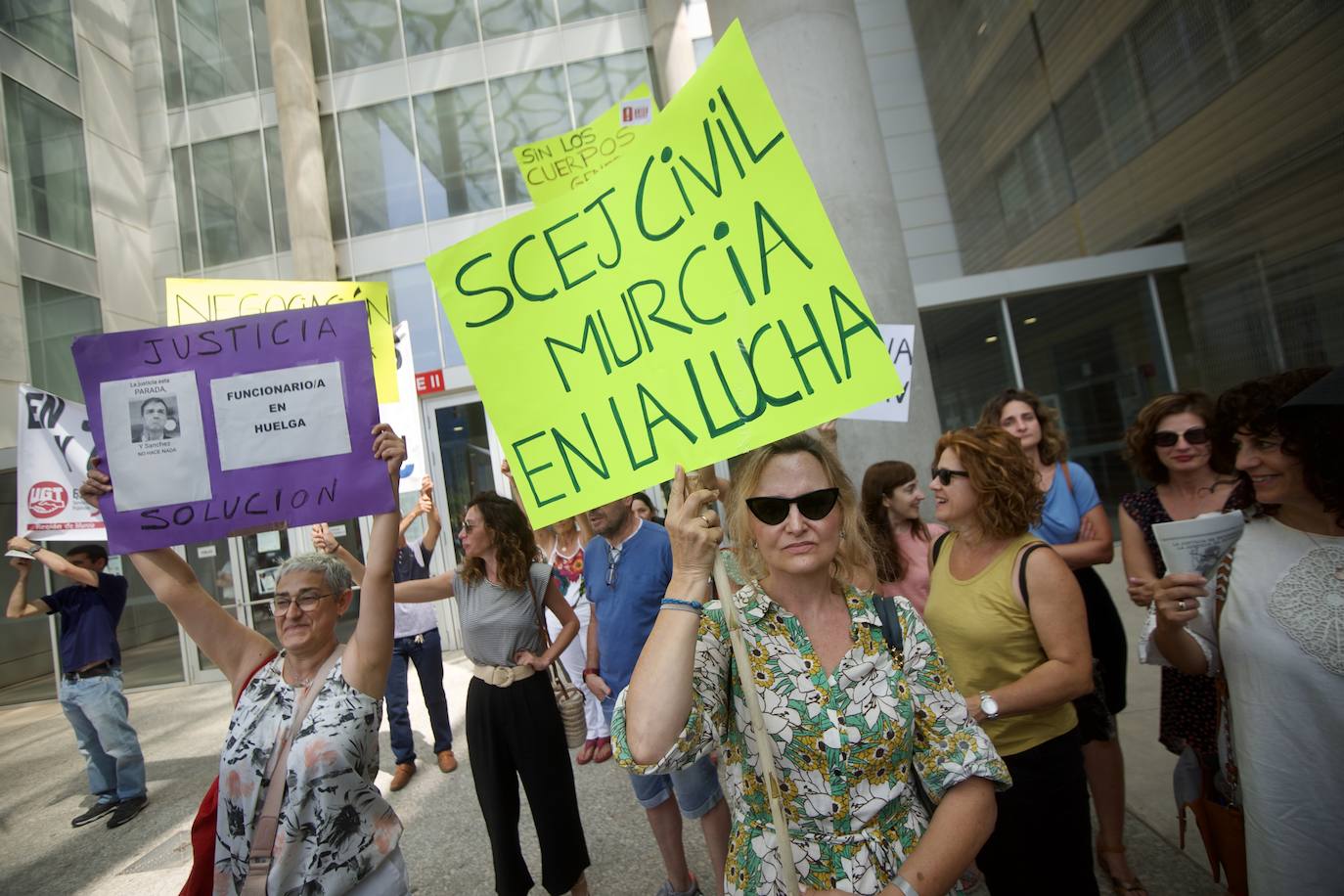 Imágenes de la concentración de abogados, procuradores y graduados sociales en Murcia