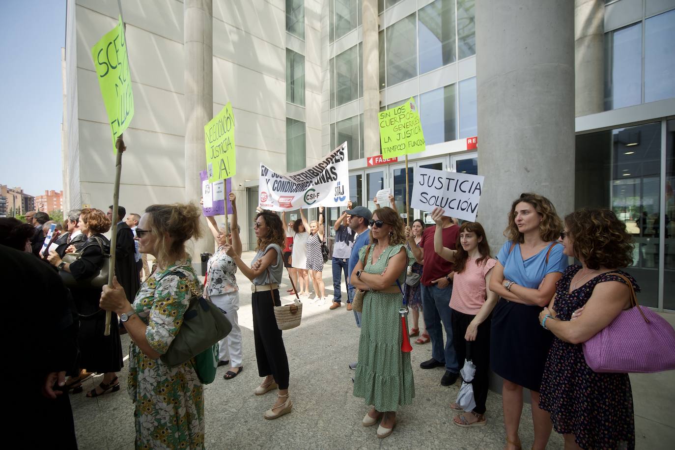 Imágenes de la concentración de abogados, procuradores y graduados sociales en Murcia