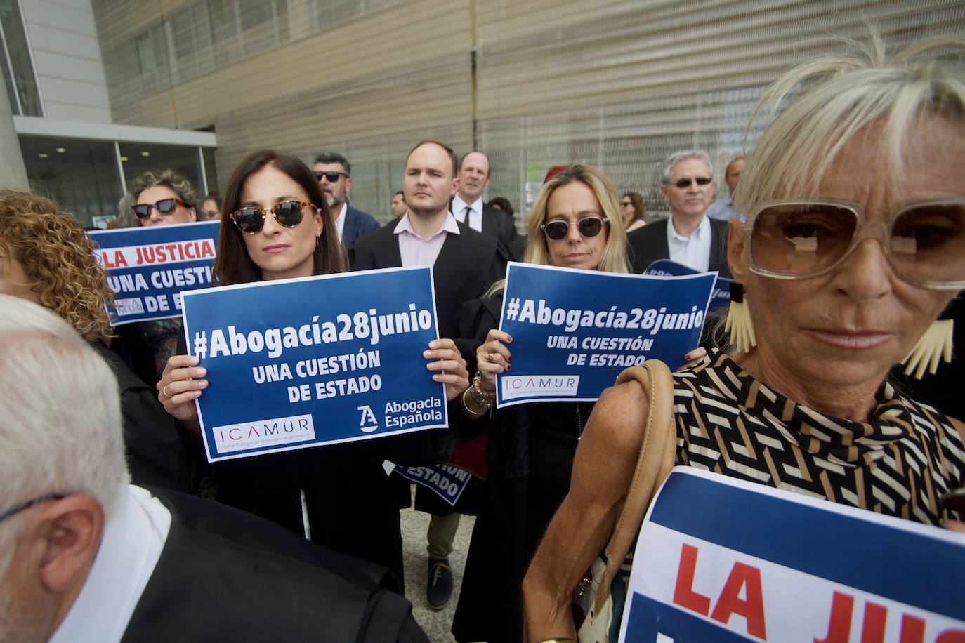 Imágenes de la concentración de abogados, procuradores y graduados sociales en Murcia