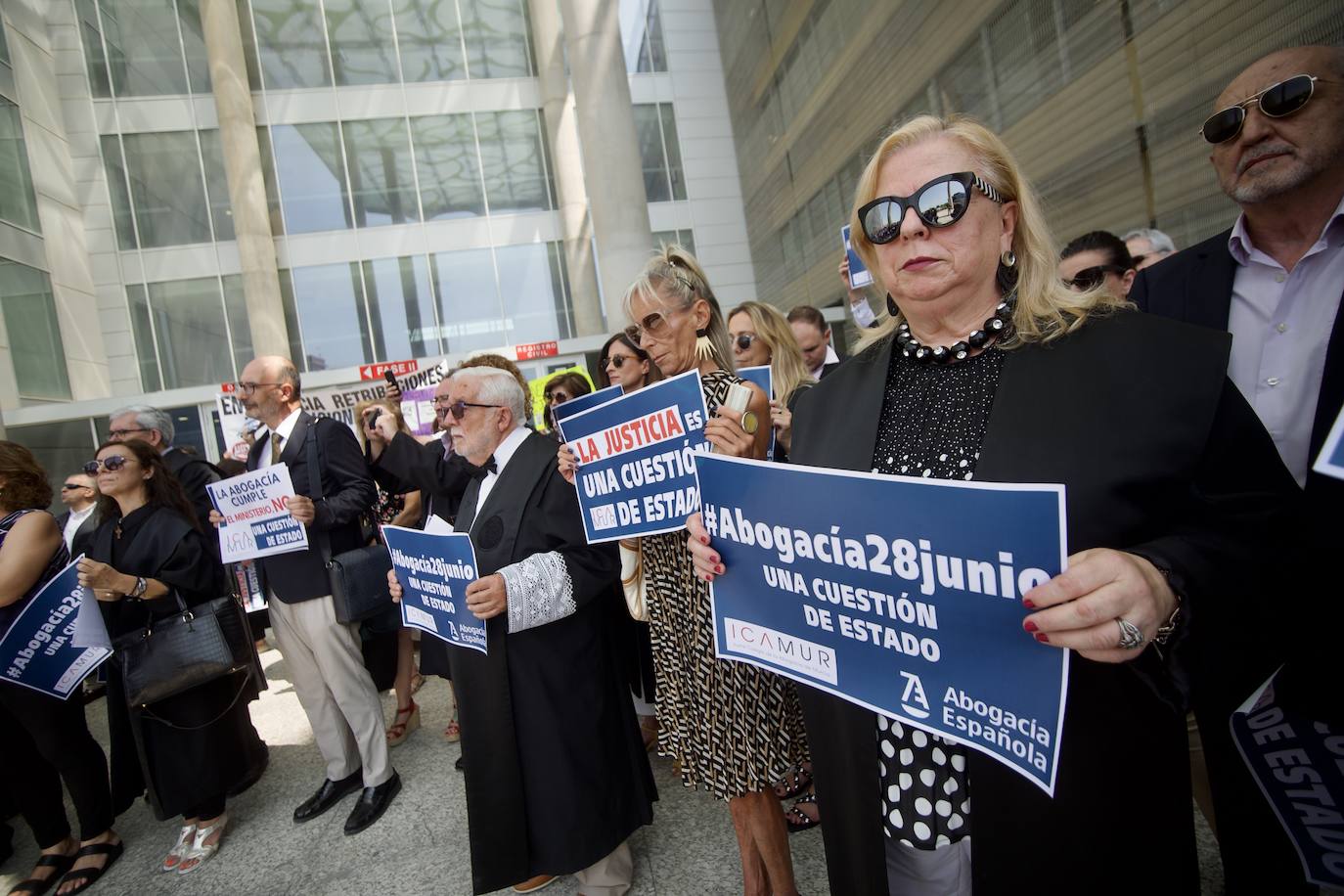 Imágenes de la concentración de abogados, procuradores y graduados sociales en Murcia