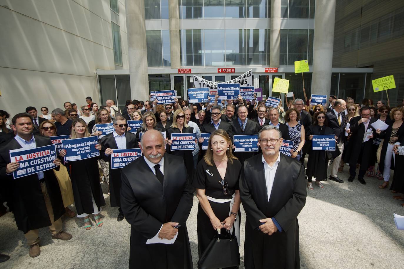 Imágenes de la concentración de abogados, procuradores y graduados sociales en Murcia