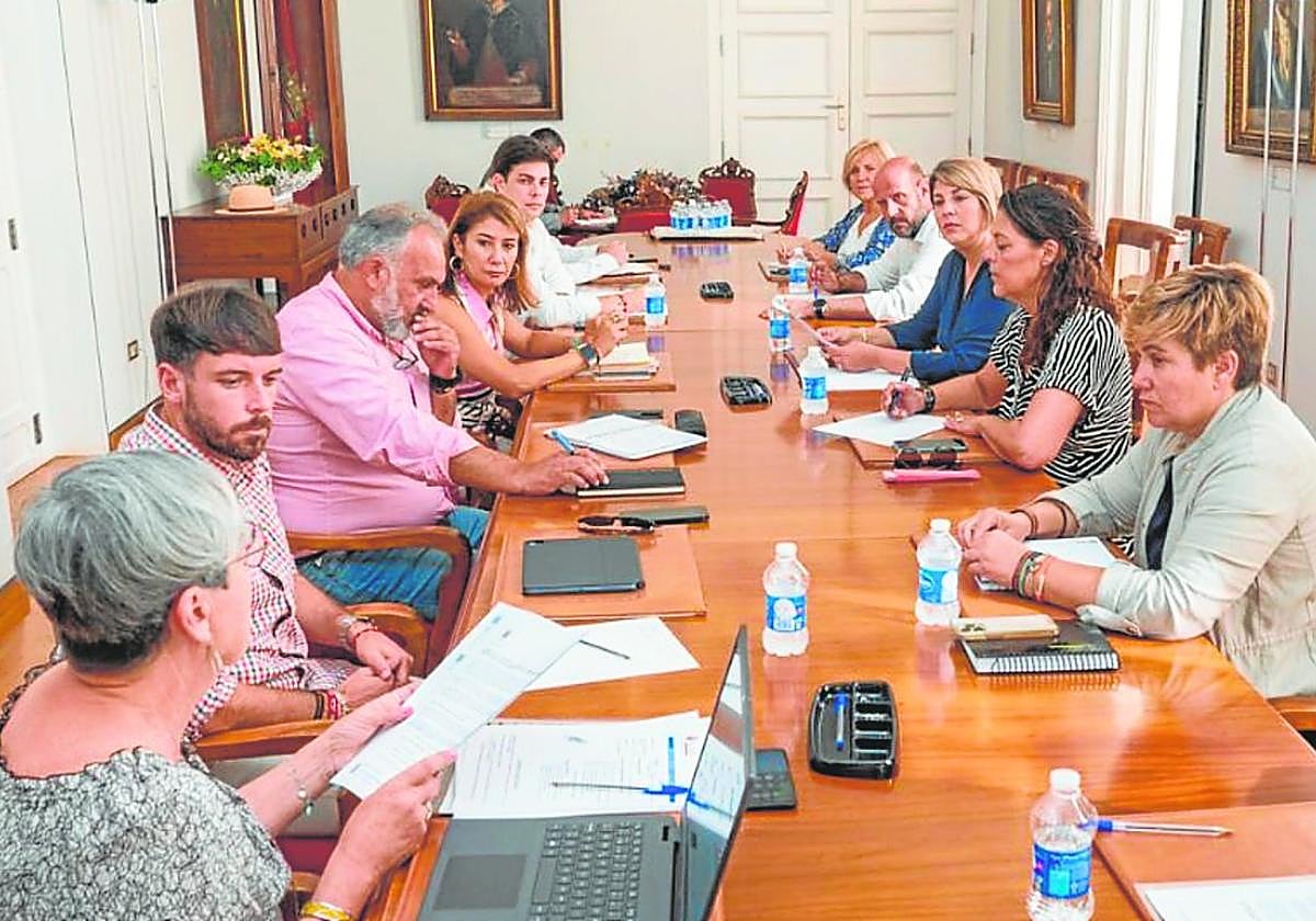 Los diez concejales del PP interactúan en la reunión de la Junta de Gobierno Local celebrada ayer martes en el Palacio Consistorial.