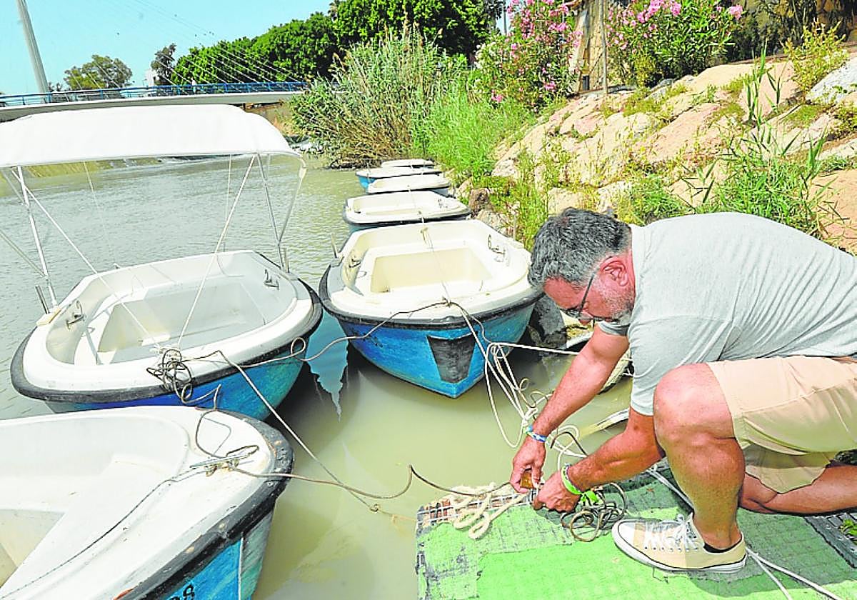 Alex Casals asegura los cabos al pantalán del río.