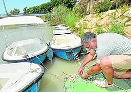 Alex Casals asegura los cabos al pantalán del río.