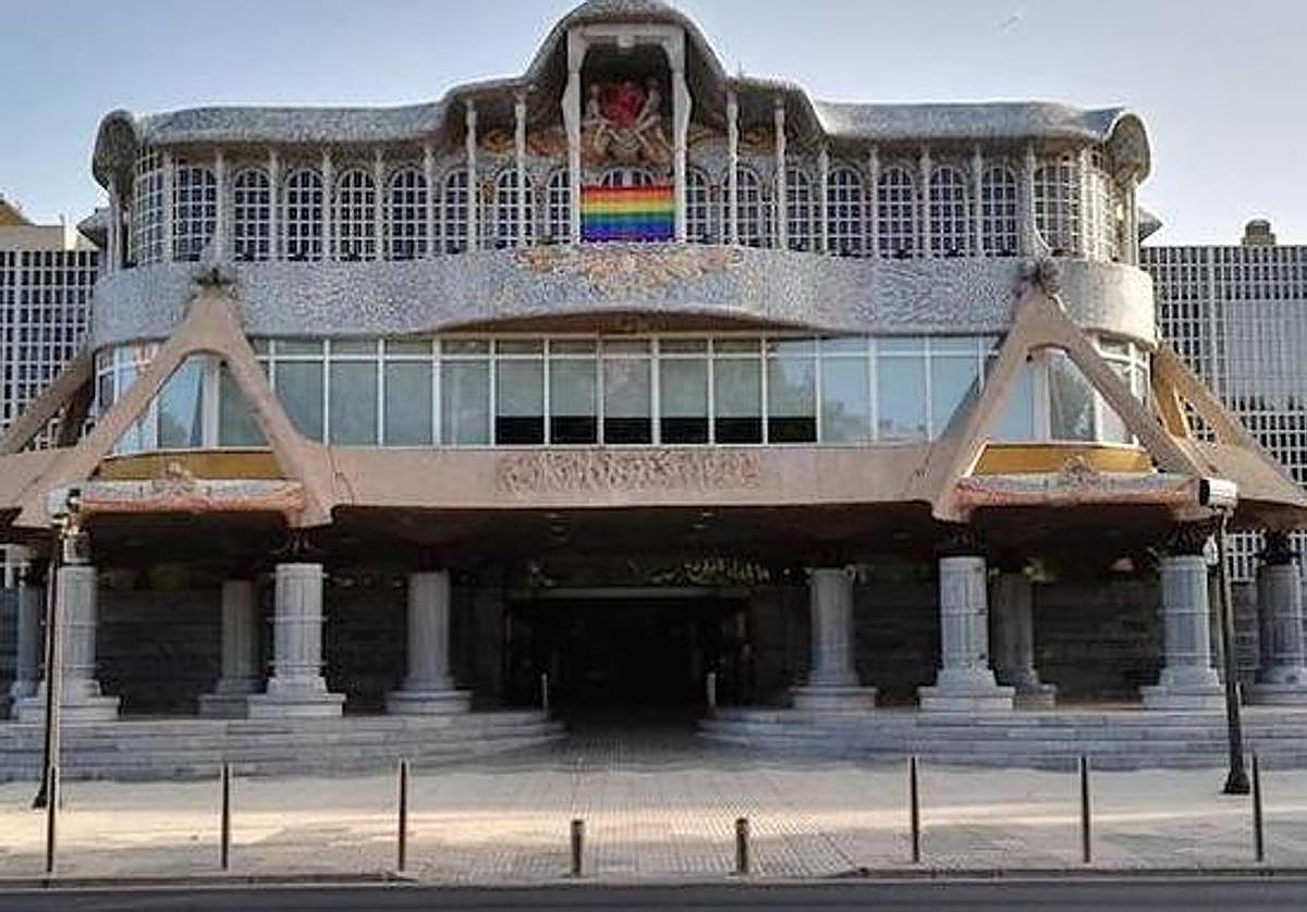 La bandera LGTBI colgada en la Asamblea por el 28-J, en un año anterior.