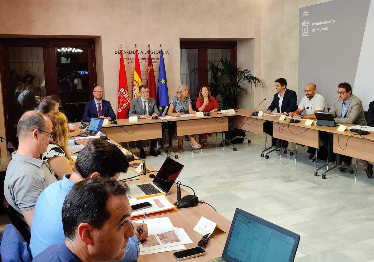 Primera reunión del Observatorio municipal en el Ayuntamiento de Murcia, este miércoles.