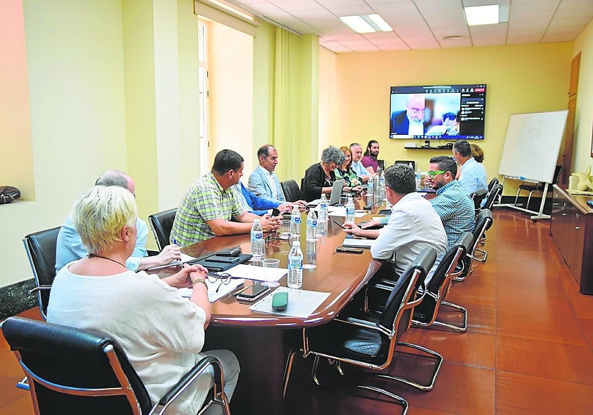 Los miembros del Consejo Social, durante la reunión mantenida ayer en el Rectorado.