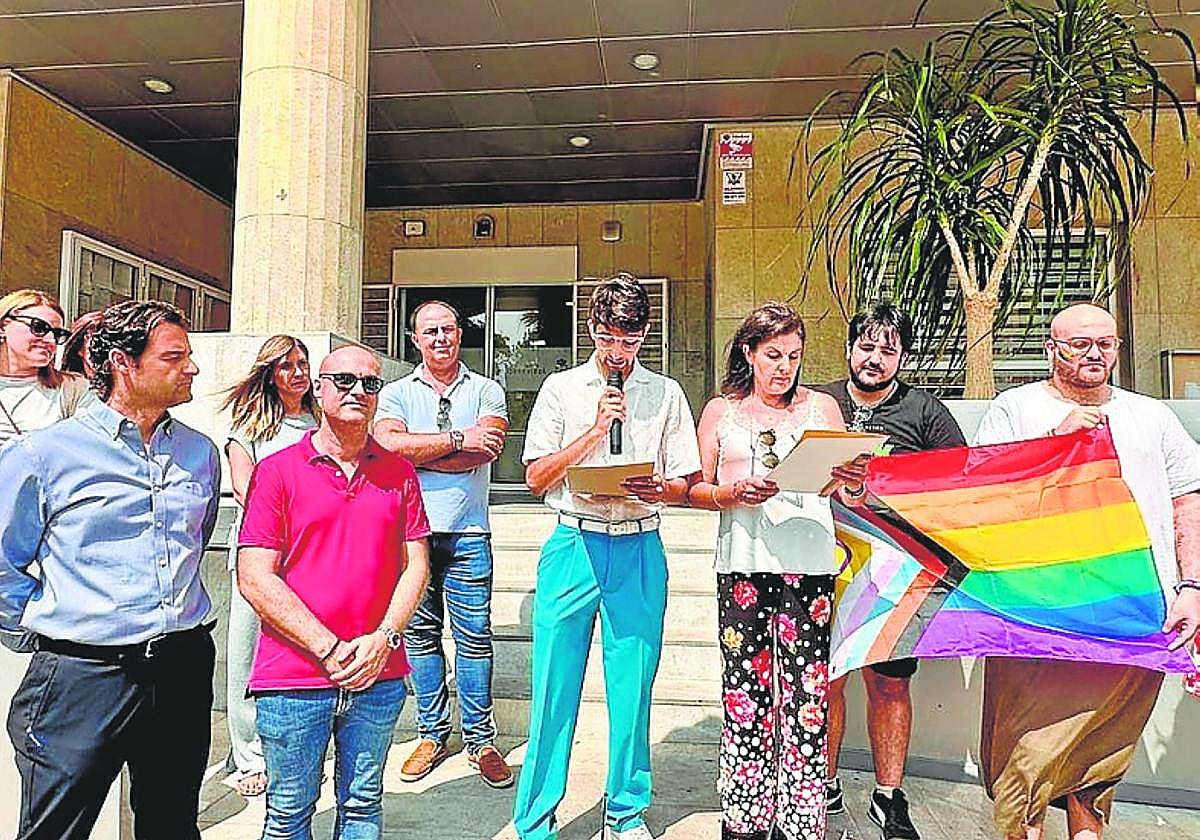 Banderas arcoíris en los balcones de la Vega Baja