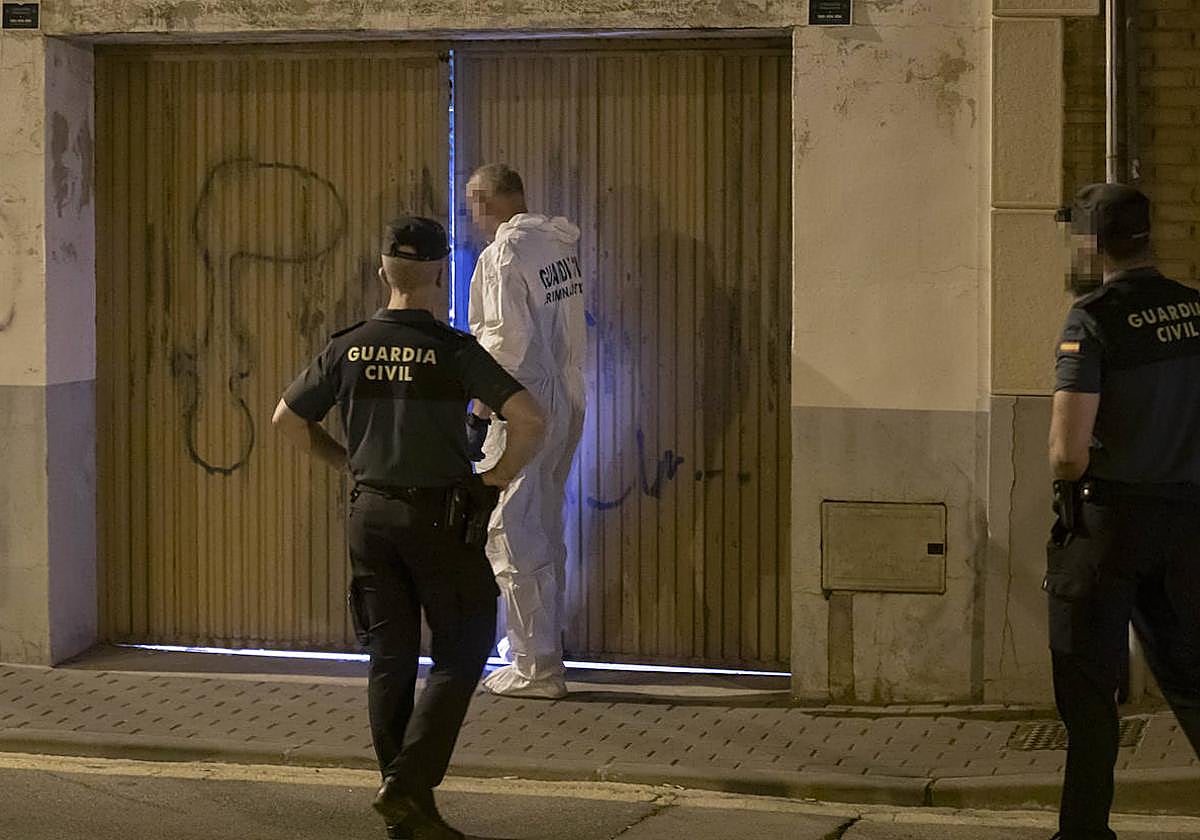 Agentes de la Guardia Civil, en el lugar del crimen, en la madrugada de este jueves.