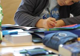 Un niño escribiendo, en una imagen de archivo.