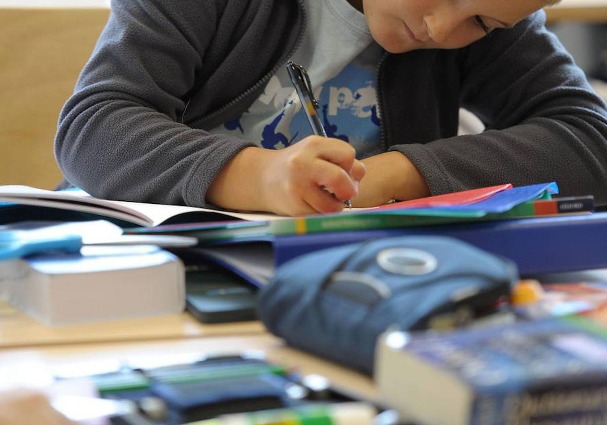 Un niño escribiendo, en una imagen de archivo.