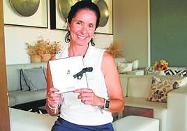 La ganadora 'scratch', feliz con su triunfo y premios.