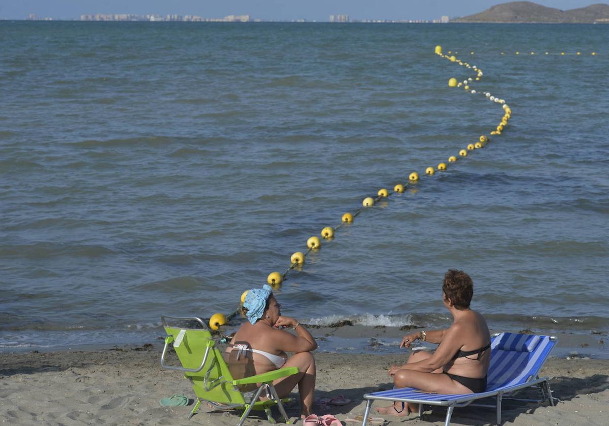 Redes contra las medusas en Los Urrutias, en una foto del verano de 2020.