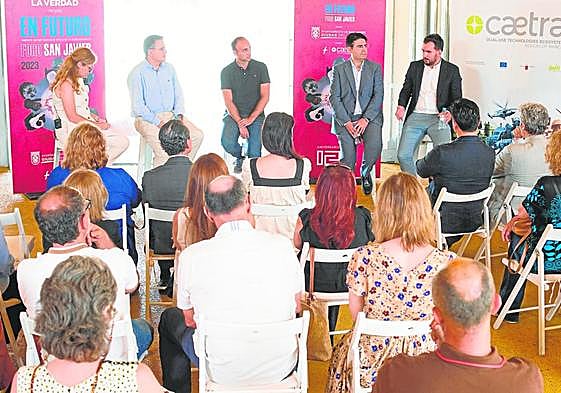 La mesa redonda del foro 'En Futuro: San Javier' contó con expertos del sector para debatir sobre las posibilidades de la tecnología dual en elmunicipio.