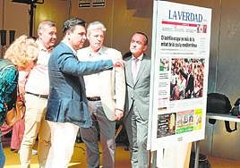 El alcalde de San Javier inauguró la 'Expo 120 aniversario' junto al director de LA VERDAD y los diputados Carlos Albaladejo y Ramón Sánchez-Parra.