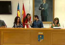 La líder socialista, Bárbara Soler, habla con el alcalde, Eduardo Dolón, antes del inicio del pleno.