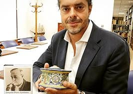 Joaquín Pérez Azaústre (Córdoba, 1976) sostiene el tintero de Manuel Machado, en la Institución Fernán González de Burgos.