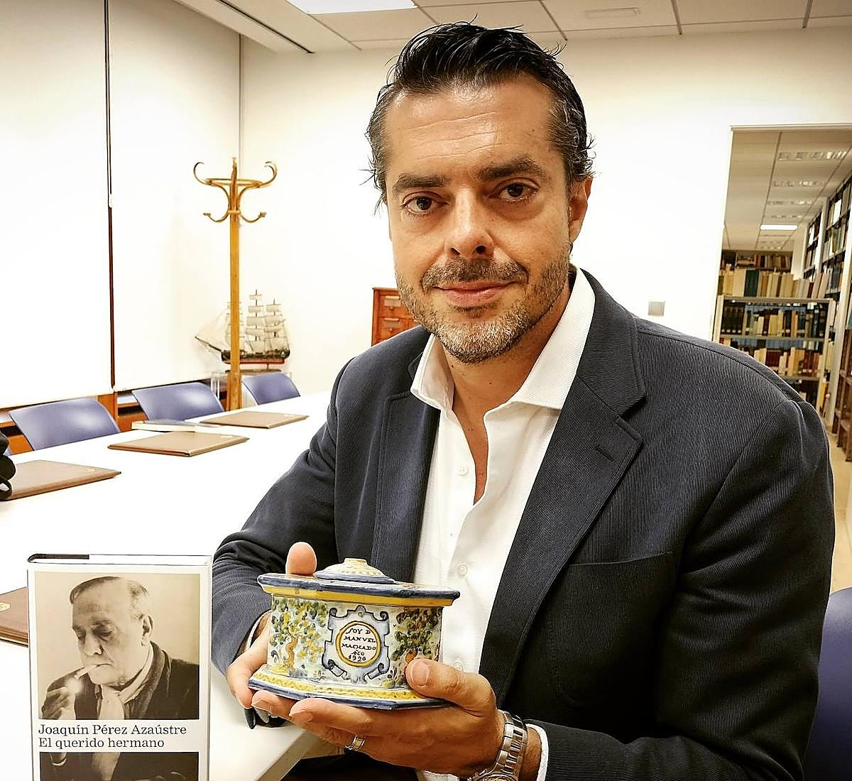 Joaquín Pérez Azaústre (Córdoba, 1976) sostiene el tintero de Manuel Machado, en la Institución Fernán González de Burgos.