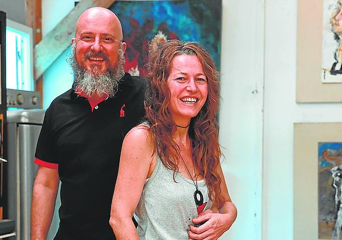 Petrus Borgia y Sofía Gea posan en su estudio esta semana, un espacio concebido para la interacción y convivencia con otros artistas.