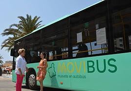Marina Munuera y Paqui Martínez informan del refuerzo de los servicios de Movibus en La Manga durante la temporada estival.