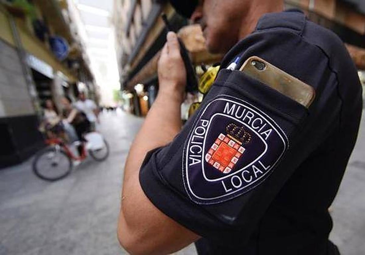 Imagen de archivo de un policía en Murcia.