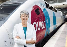 Hélène Valenzuela posa en la estación de Madrid-Chamartín junto a uno de los trenes de su compañía.