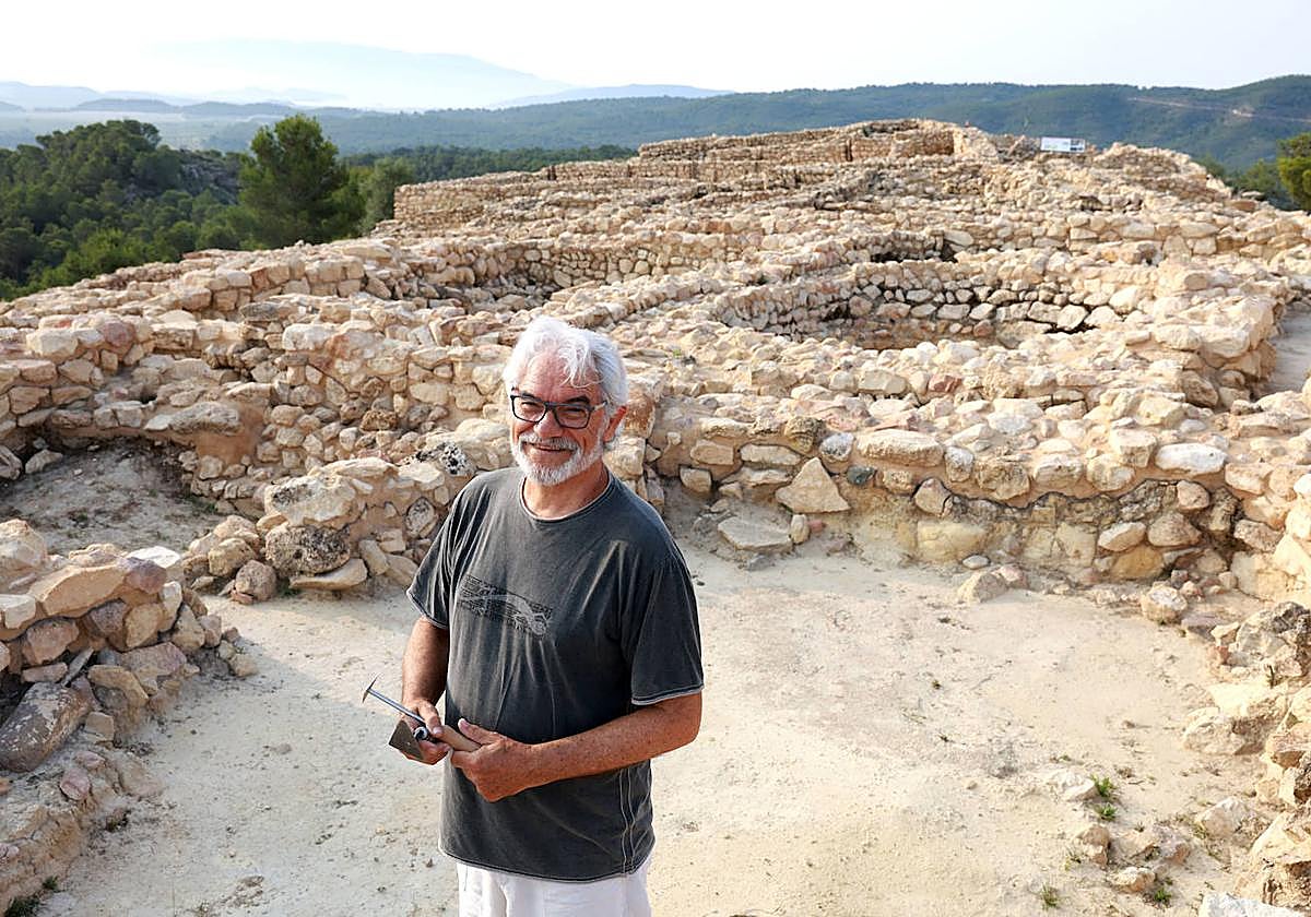 Vicente Lull, fotografiado hace unos días en el yacimiento argárico de La Almoloya, en Pliego.