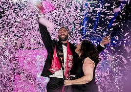 Javier Yeste celebra el título junto con su madre.