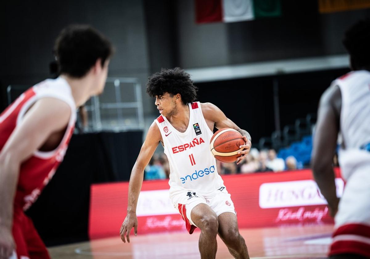 Izan Almansa bota el balón, en las semifinales del Mundial ante Turquía, este sábado.