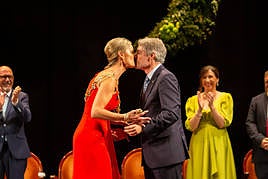 El alcalde, Pepe Vegara, besa a su mujer y Armengola 2023, Ester Hernández