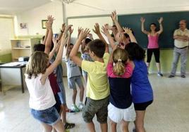 Un grupo de niños se divierte en la escuela de verano organizada por el colegio El Molinico, en La Alberca, en una fotografía de archivo.