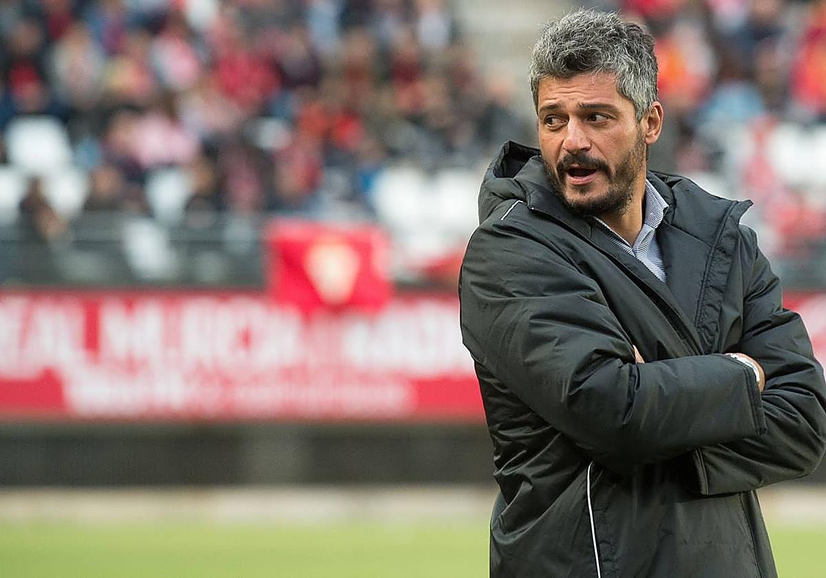 Gustavo Munúa, en el Enrique Roca, en un Real Murcia-Cartagena disputado el 18 de noviembre de 2018.