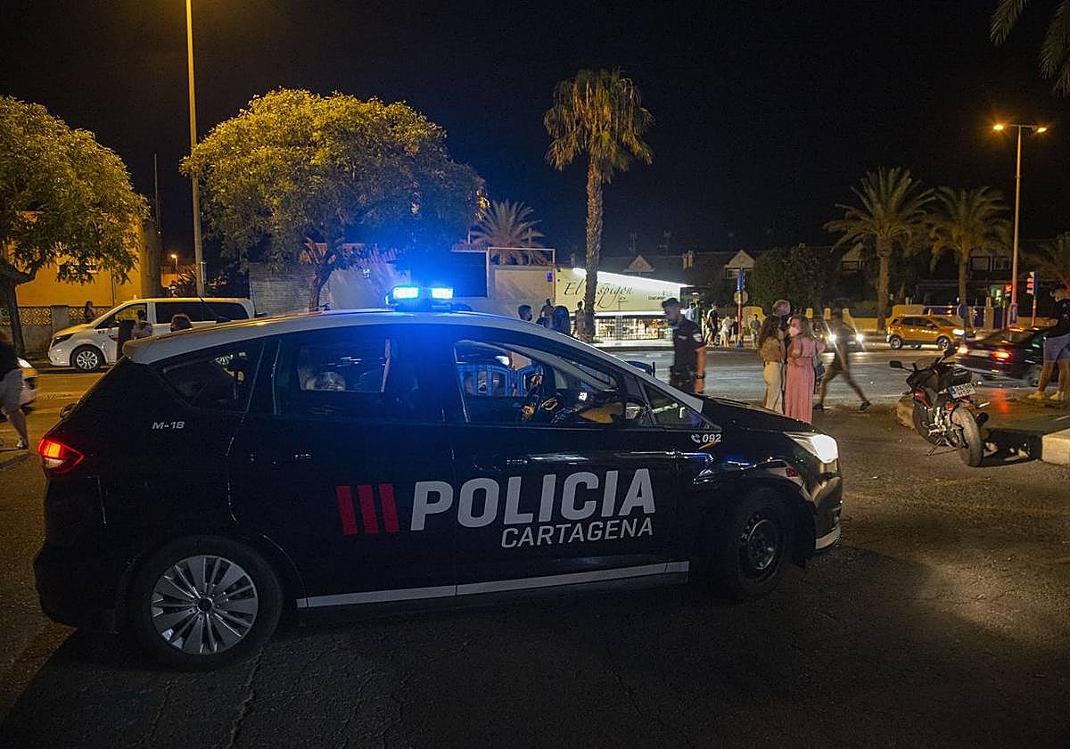Policías locales acuden a un botellón en Cabo de Palos en una imagen de archivo.