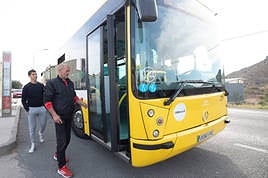 Vecinos de Santomera caminan hasta Cobatillas para coger el autobús el pasado marzo.
