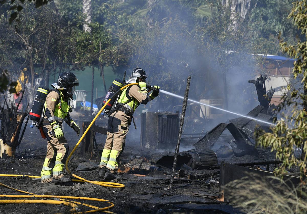 Un incendio en el poblado chabolista de La Fica alerta a los bomberos